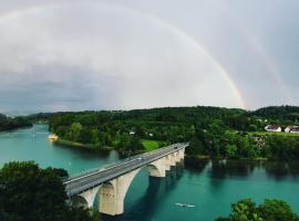 Beautiful view on the river Aare，位于Hinterkappelen的酒店