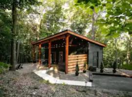 The Hillside Retreat - Cozy container home with Hot tub and Fire pit，位于洛根的带按摩浴缸的酒店