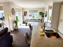 Stylish Fresh Haven for up to 8 guests，位于汉密尔顿的酒店