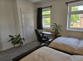 Heathrow, Hounslow, Beautiful Modern Home，位于Cranford的酒店
