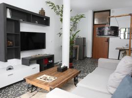 Living 1Bed colonial style in business district，位于阿比让的带停车场的酒店