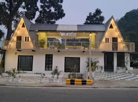 The FarmHouse Cafe & Lounge，位于Kāthgodām的酒店
