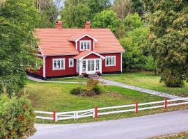 Gorgeous Home In Älmeboda With Sauna，位于Älmeboda的酒店