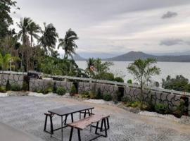 Villa with Private Pool Overlooking Taal Lake，位于Kinalaglagan的酒店
