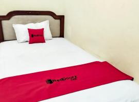 RedDoorz at Guesthouse Oemah Opa Metro Lampung，位于Metro的酒店