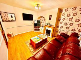 Spacious 3 BEDROOM HOUSE - 2 mins Walk from Dagenham Heathway Station-FREE PARKING -CLOSE BY AMENETIES，位于达格纳姆的酒店