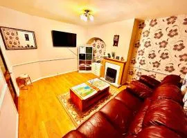 Spacious 3 BEDROOM HOUSE - 2 mins Walk from Dagenham Heathway Station-FREE PARKING -CLOSE BY AMENETIES