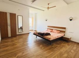 Hotel Rudraksh Place & Resort，位于Kuchāman City的酒店