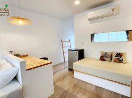 บ้านลำฟาร์มสเตย์แอนด์คาเฟ่ สระบุรี，位于Ban Nong Ta Bun的带泳池的酒店