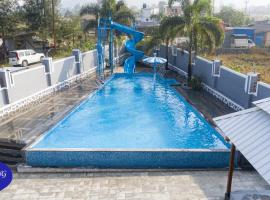 Royal Twin Lonavla - 12BHK Luxury Villa with Turf，位于罗纳瓦拉的带按摩浴缸的酒店