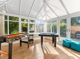 Fantastic House in Bracknell - Garden - Games room，位于布拉克内尔的酒店