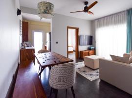 Castle Black, Infinite Ocean Sunsets at the Skyloft in Fumba Town，位于Dambani的酒店
