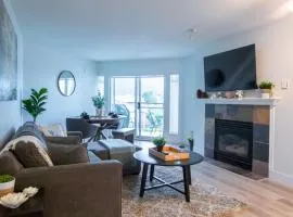 Echo Beach, 2 Bed, Lake View and Walkable to Beach