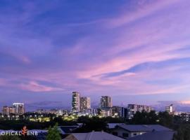 City Skyline Views Luxury 5 Bed Home Pool，位于Stuart Park的酒店