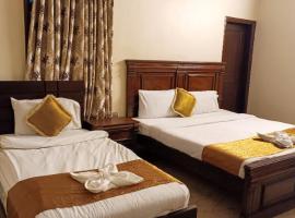 Luxury inn Rooms near Expo center , air port , agha khan，位于卡拉奇的酒店