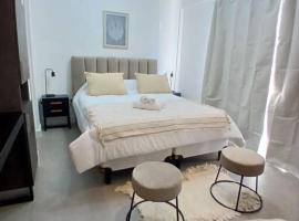 Private Studio Space for a Peaceful Stay，位于埃塞萨的酒店