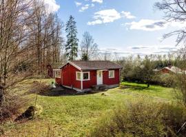 Beautiful Cottage near Lake &Aring;snen - Includes Boat for Relaxation and Adventure，位于L&ouml;nashult的宠物友好酒店
