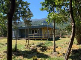 Cabaña con árboles nativos en su patio.，位于Lenca的酒店