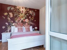 Lora flowers Suite, free parking,self check in, 5