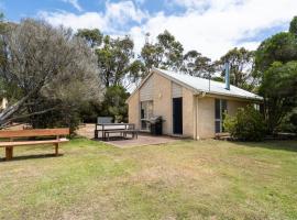 Bells Beach Cottages - Pet friendly cottage with wood heater，位于托基的酒店