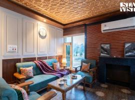 StayVista at Khwab Villa with Lawn, BBQ，位于斯利那加的酒店