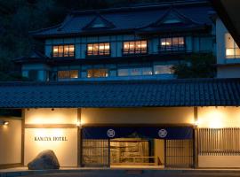 Kameya Hotel，位于鹤冈市的带停车场的酒店