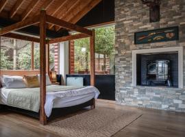 Serene and Cozy Getaway Steps to Beach and Hot Tub，位于Comber的酒店