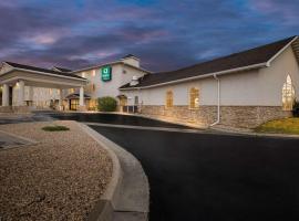 Quality Inn near Monument Health Rapid City Hospital，位于拉皮德城的住宿加早餐旅馆