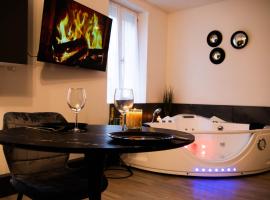 Suite Romantique Jacuzzi，位于穆兰的酒店