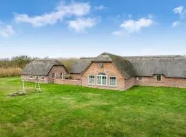 Fantastic Holiday Home With Pool And Spa For 20 People