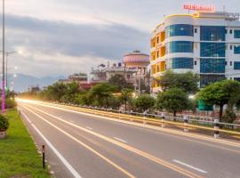 The SR Hotel，位于Jogīkuti帕伊拉瓦机场 - BWA附近的酒店
