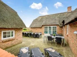 Large Holiday Home For 20 People With Large Pool, Hot Tub For 7 People And Activity Room,