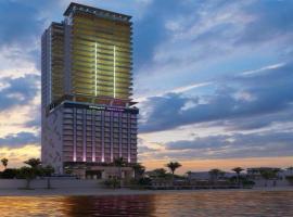 Holiday Inn Express & Suites Mazatlan by IHG，位于马萨特兰的带停车场的酒店