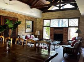 Casa con chimenea en Lambaré，位于亚松森的酒店