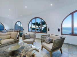 Maripins Villa con jacuzzi y vistas únicas al mar，位于班亚布法的酒店