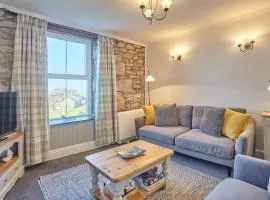 Cosy Flat Sea Views Short Walk to Shops & Pub