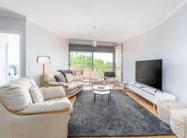 Modern and Homely 2BR Burke Crescent Apartment - Hosted by Canstay