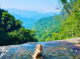 Knuckles Off-Grid Cabin With Waterfall View，位于Kaduwela的山林小屋