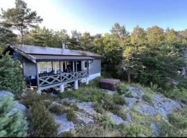 Cottage, boat, spa, private dock, Lillesand，位于利勒桑的酒店