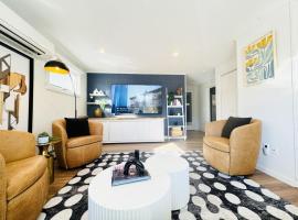 Spacious Poolside Boston Stay Sleeps 8 Pet Friendly，位于弗雷明翰的酒店