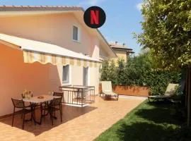 MillyHolidays - Apartment Sunflower - Center - Nearby Beach - Private Garden - Spa Pool