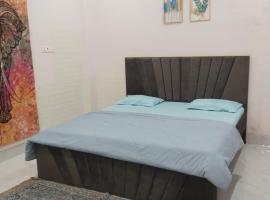 Honeybee Homestay - a charming and cozy two-bedroom apartment，位于瓦拉纳西的酒店