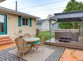 Walk to Sandusky Bay Home with Hot Tub and Fire Pit!，位于桑达斯基的酒店