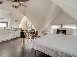Steps to Beach Couples Retreat in Ocean City!，位于大洋城的酒店