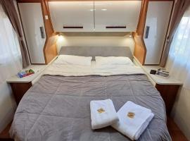 Autocaravana de lujo Elnagh，位于马德里的酒店