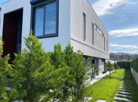 HuzUrla，位于乌尔拉的酒店