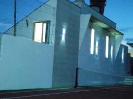 LUXURY VILLA SEA VIEWS HEATED POOL private jacuzzi wifi bbq parking tennis court，位于坎德拉里亚的酒店
