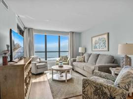 Windemere Beachfront Oasis with Hot Tub and Pool Access，位于默特尔比奇的度假屋