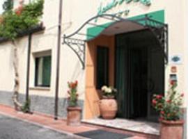 Hotel Anna Carpegna，位于卡尔佩尼亚的酒店