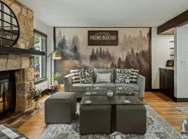 Pocono Bear Den by AvantStay Stylish Modern Deck w Grill Outdoor Dining，位于Pocono Pines的酒店